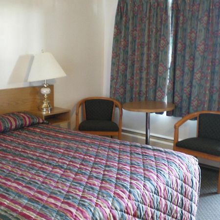 Sun-Dek Motel Medicine Hat Bagian luar foto