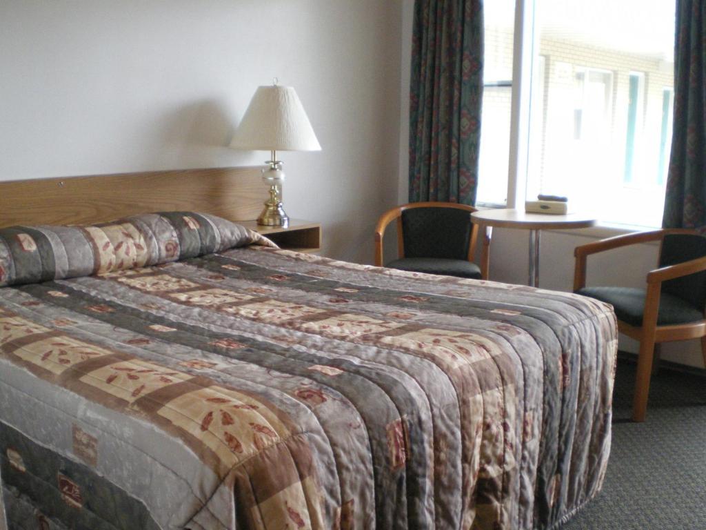 Sun-Dek Motel Medicine Hat Bagian luar foto