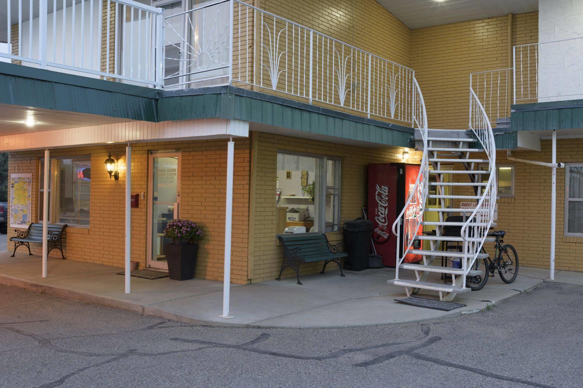Sun-Dek Motel Medicine Hat Bagian luar foto