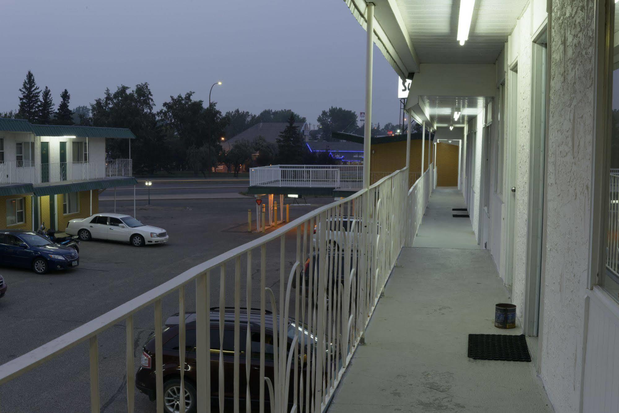 Sun-Dek Motel Medicine Hat Bagian luar foto