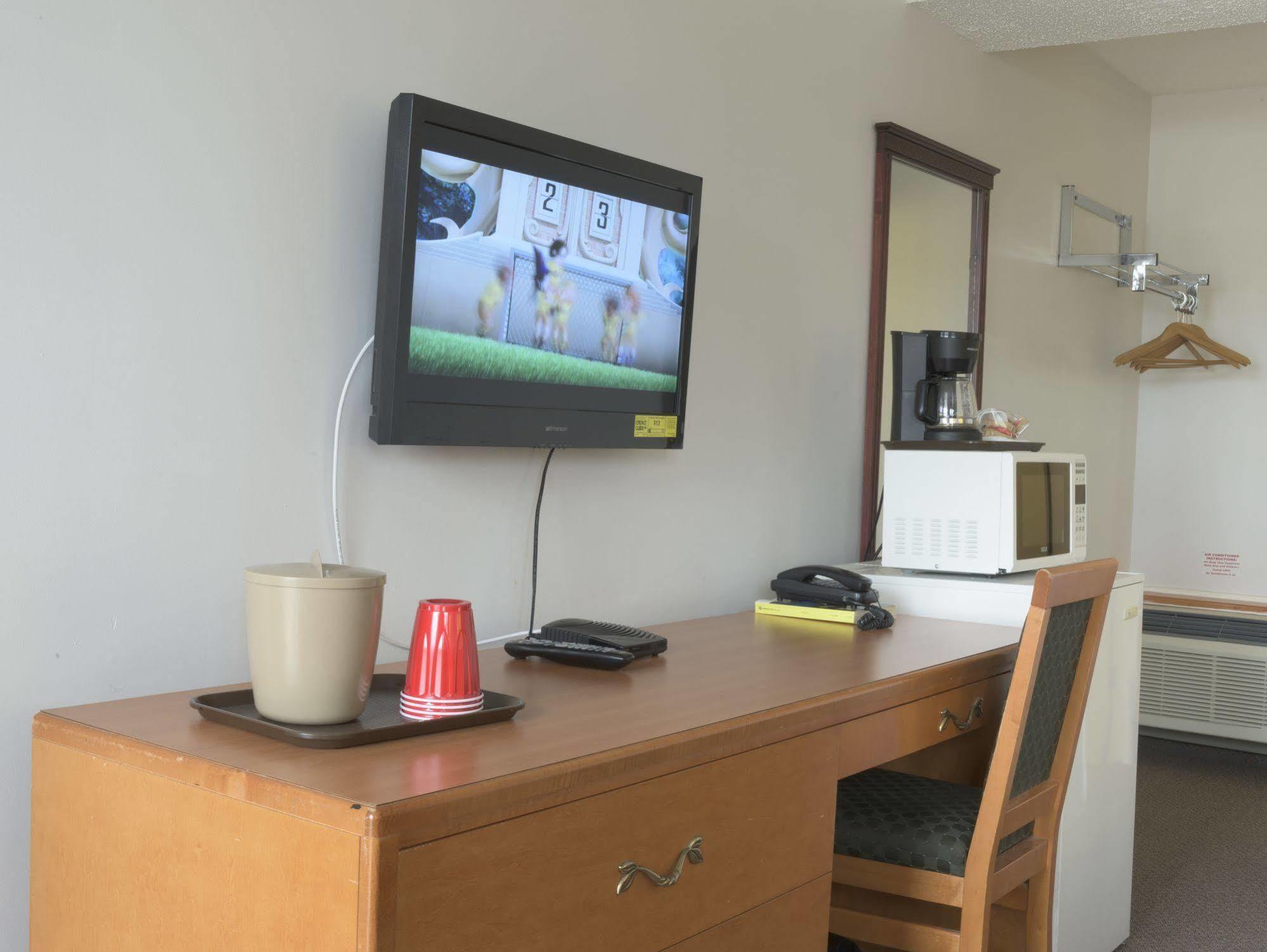 Sun-Dek Motel Medicine Hat Bagian luar foto