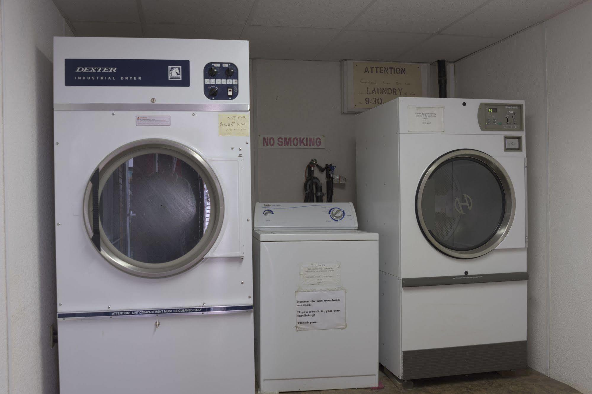 Sun-Dek Motel Medicine Hat Bagian luar foto