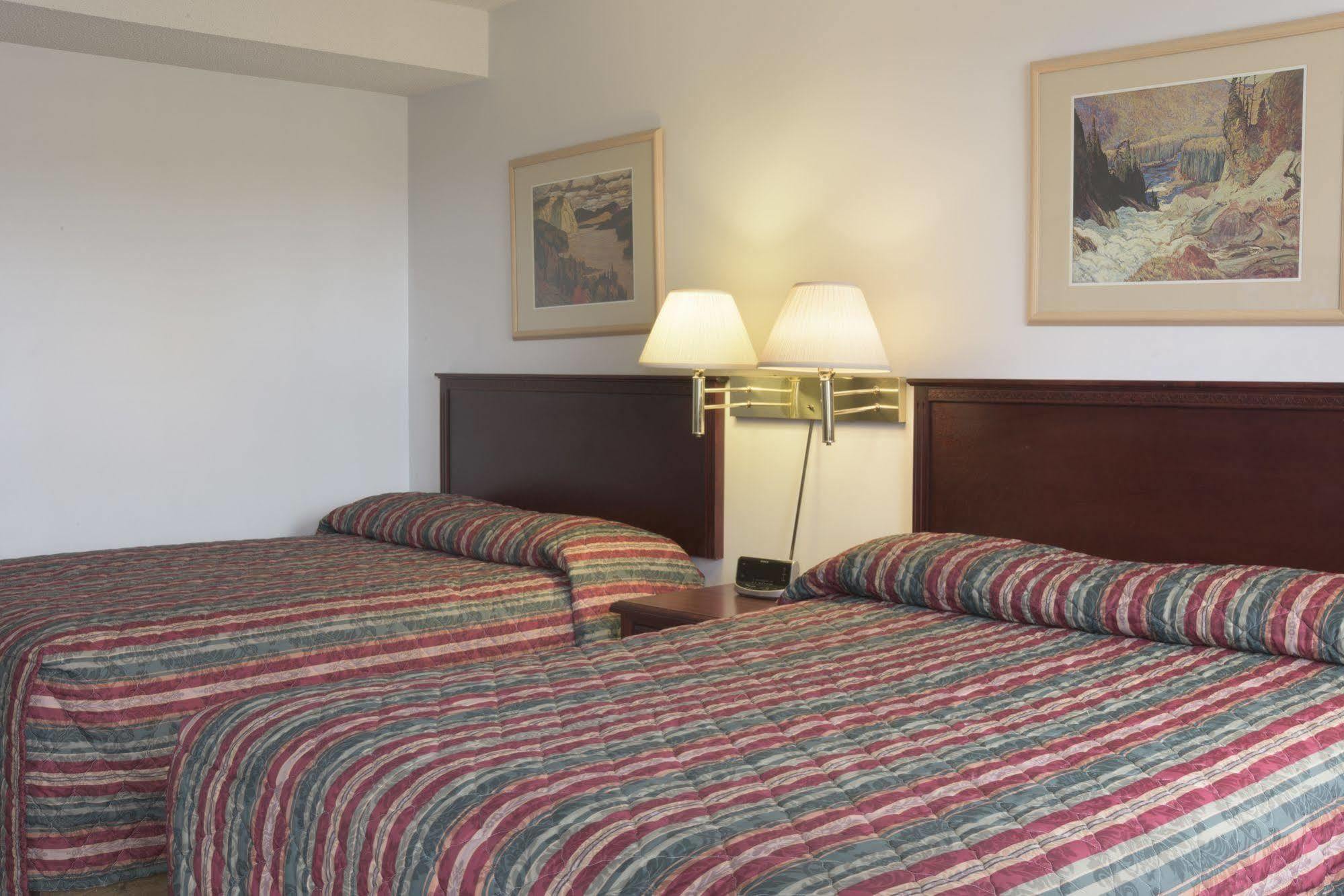 Sun-Dek Motel Medicine Hat Bagian luar foto