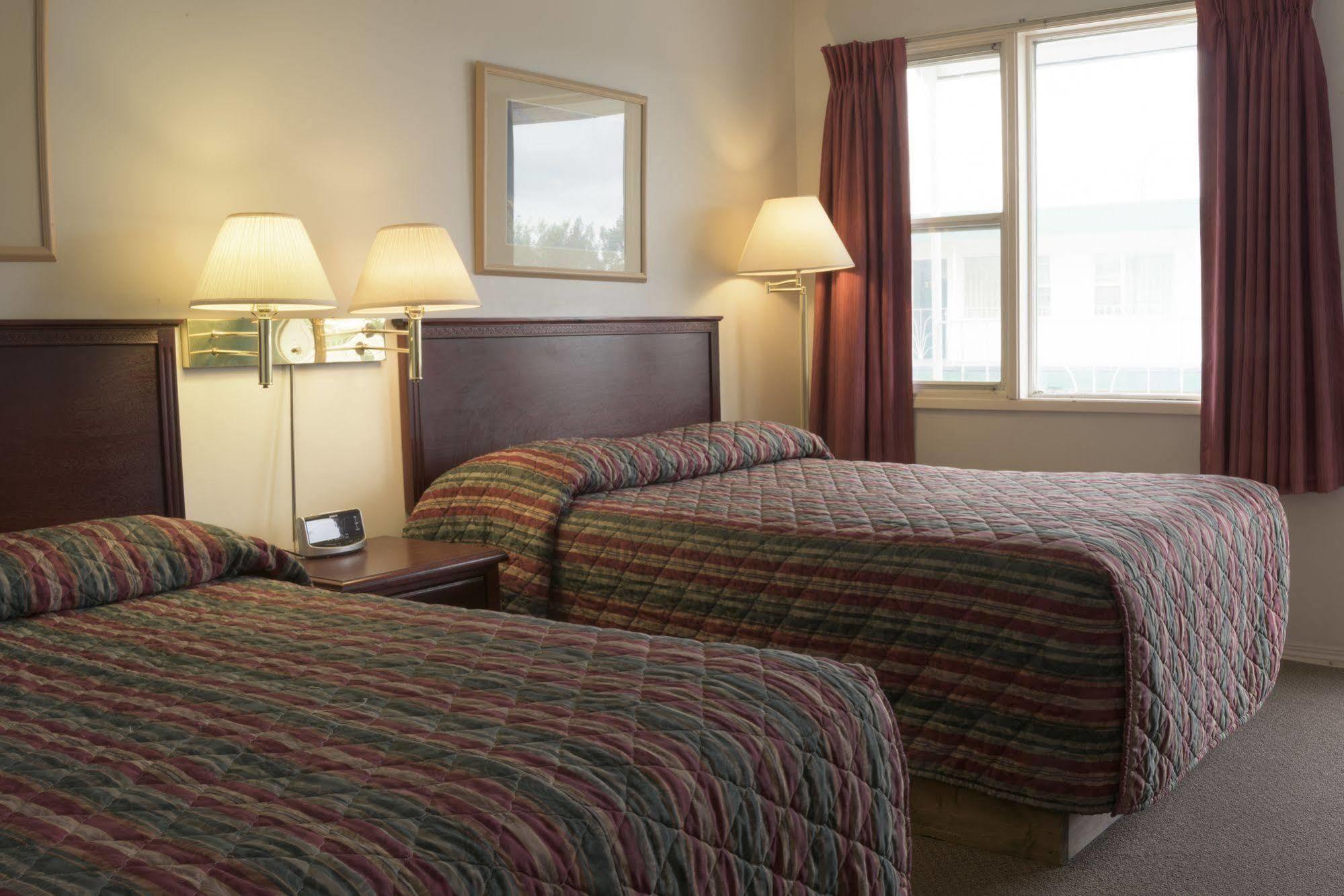 Sun-Dek Motel Medicine Hat Bagian luar foto