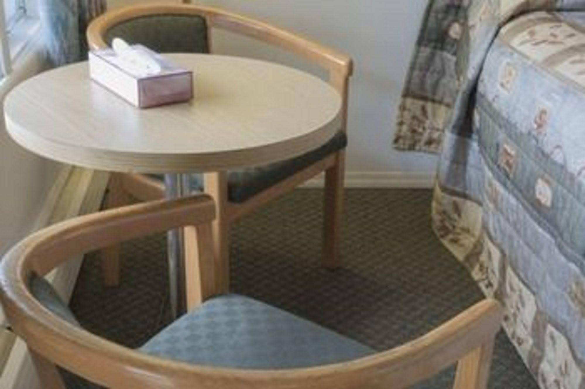 Sun-Dek Motel Medicine Hat Bagian luar foto