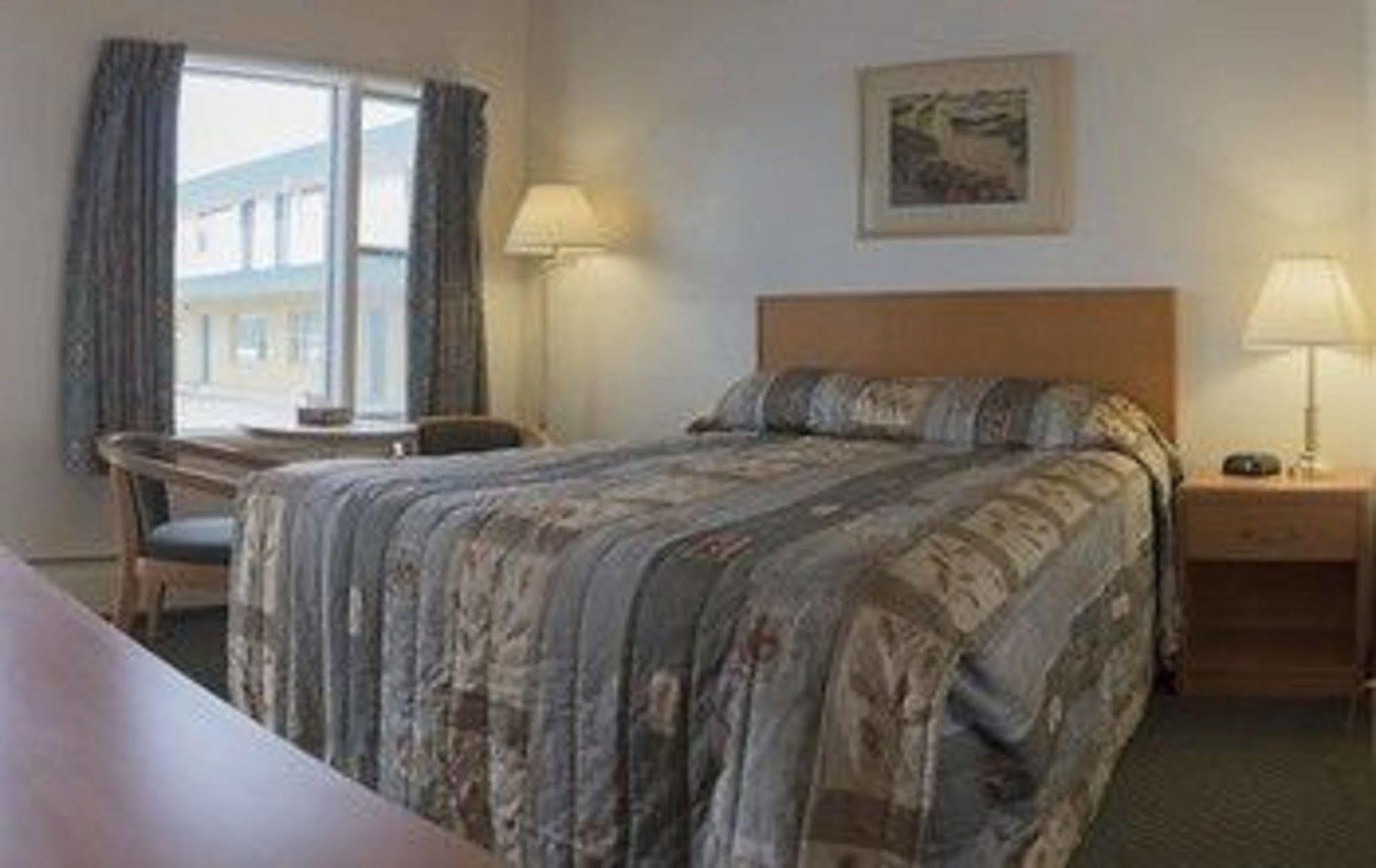 Sun-Dek Motel Medicine Hat Bagian luar foto