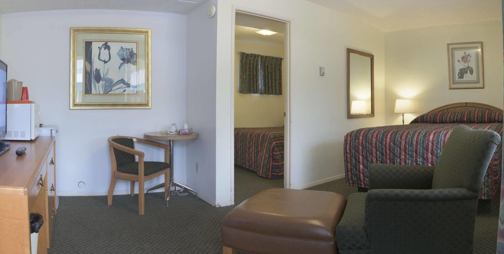 Sun-Dek Motel Medicine Hat Bagian luar foto