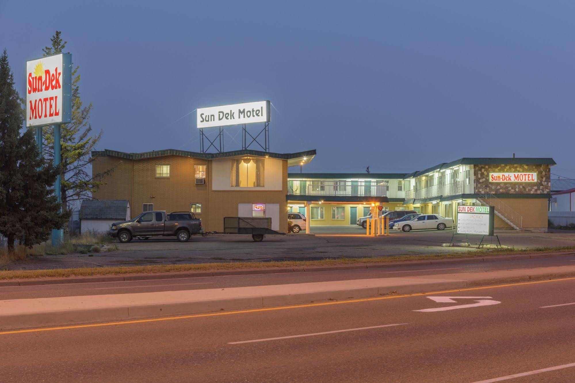 Sun-Dek Motel Medicine Hat Bagian luar foto
