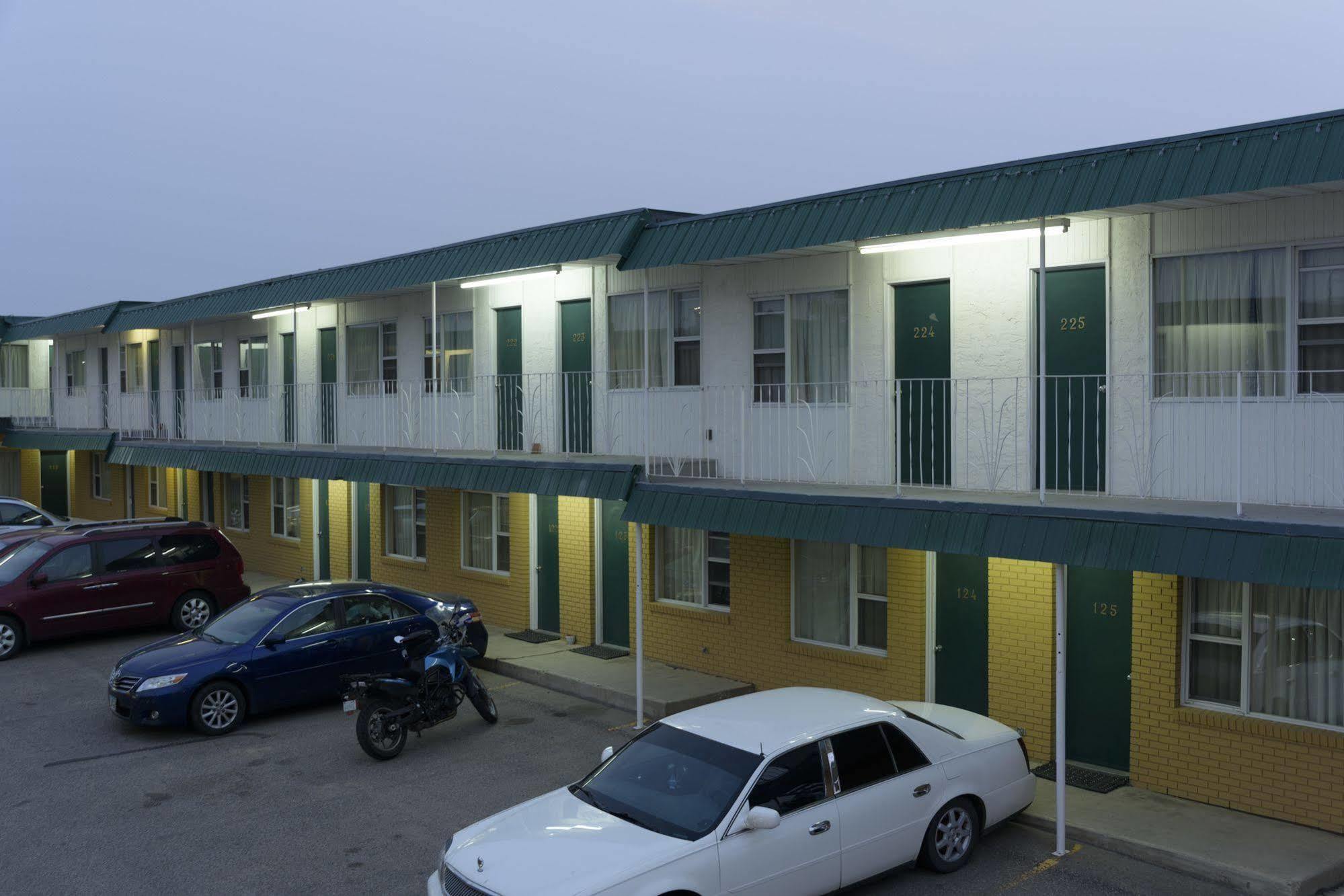 Sun-Dek Motel Medicine Hat Bagian luar foto