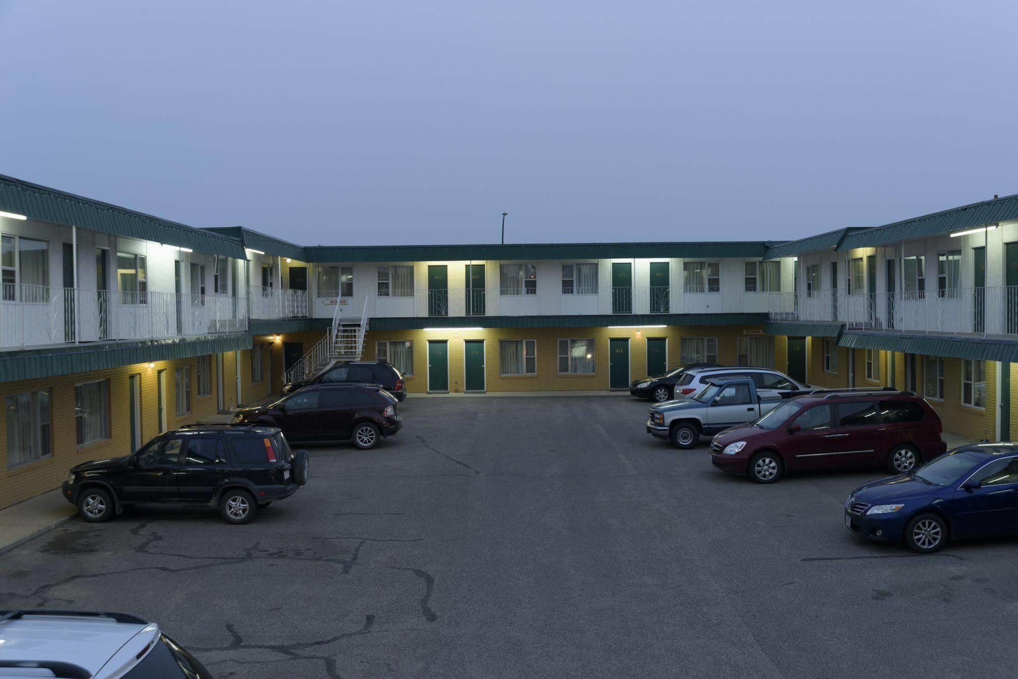 Sun-Dek Motel Medicine Hat Bagian luar foto