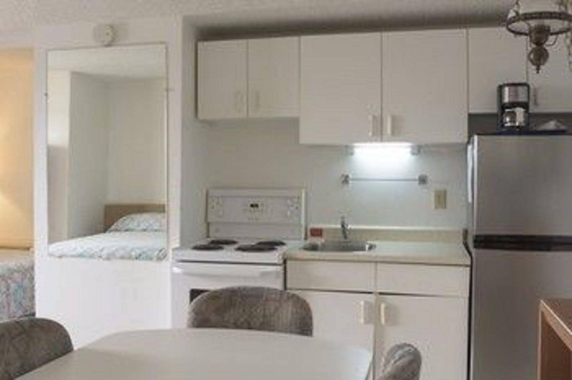Sun-Dek Motel Medicine Hat Bagian luar foto
