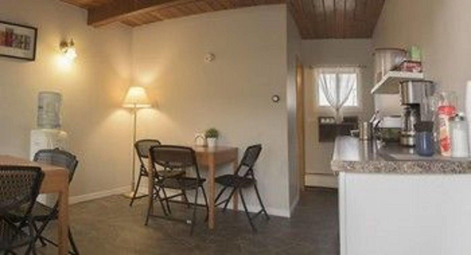 Sun-Dek Motel Medicine Hat Bagian luar foto