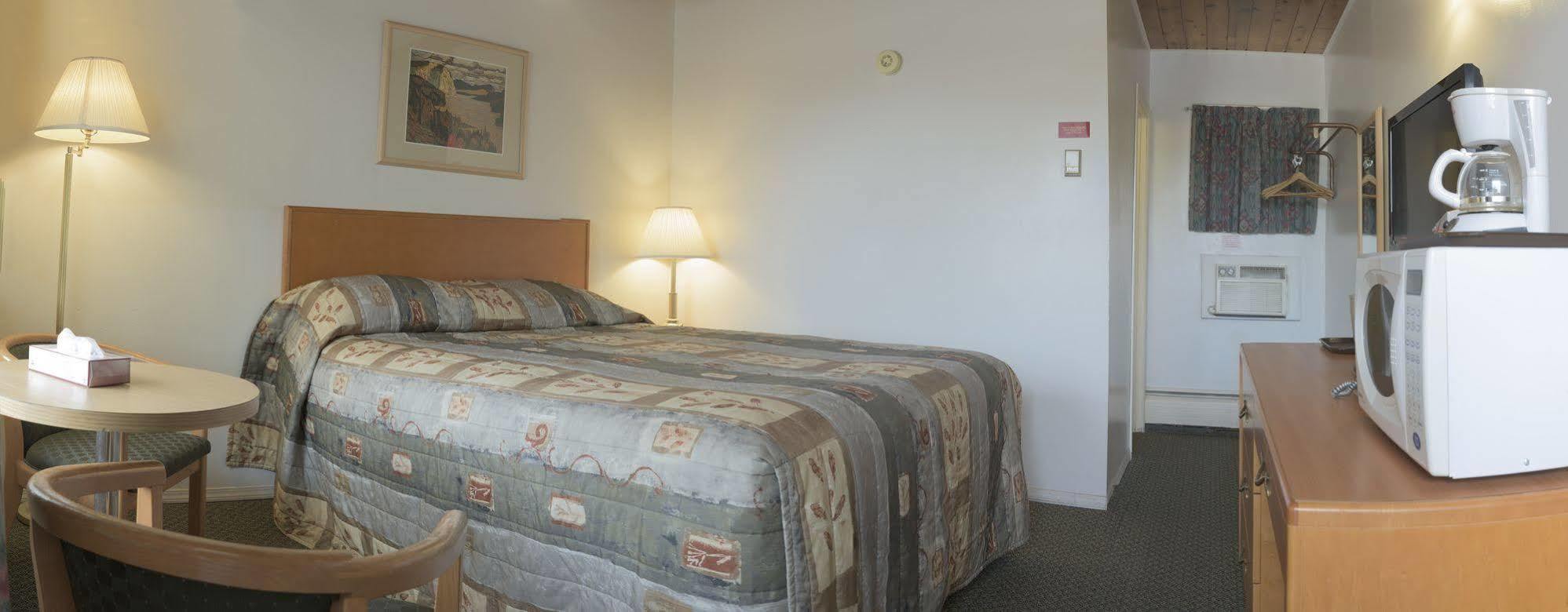 Sun-Dek Motel Medicine Hat Bagian luar foto