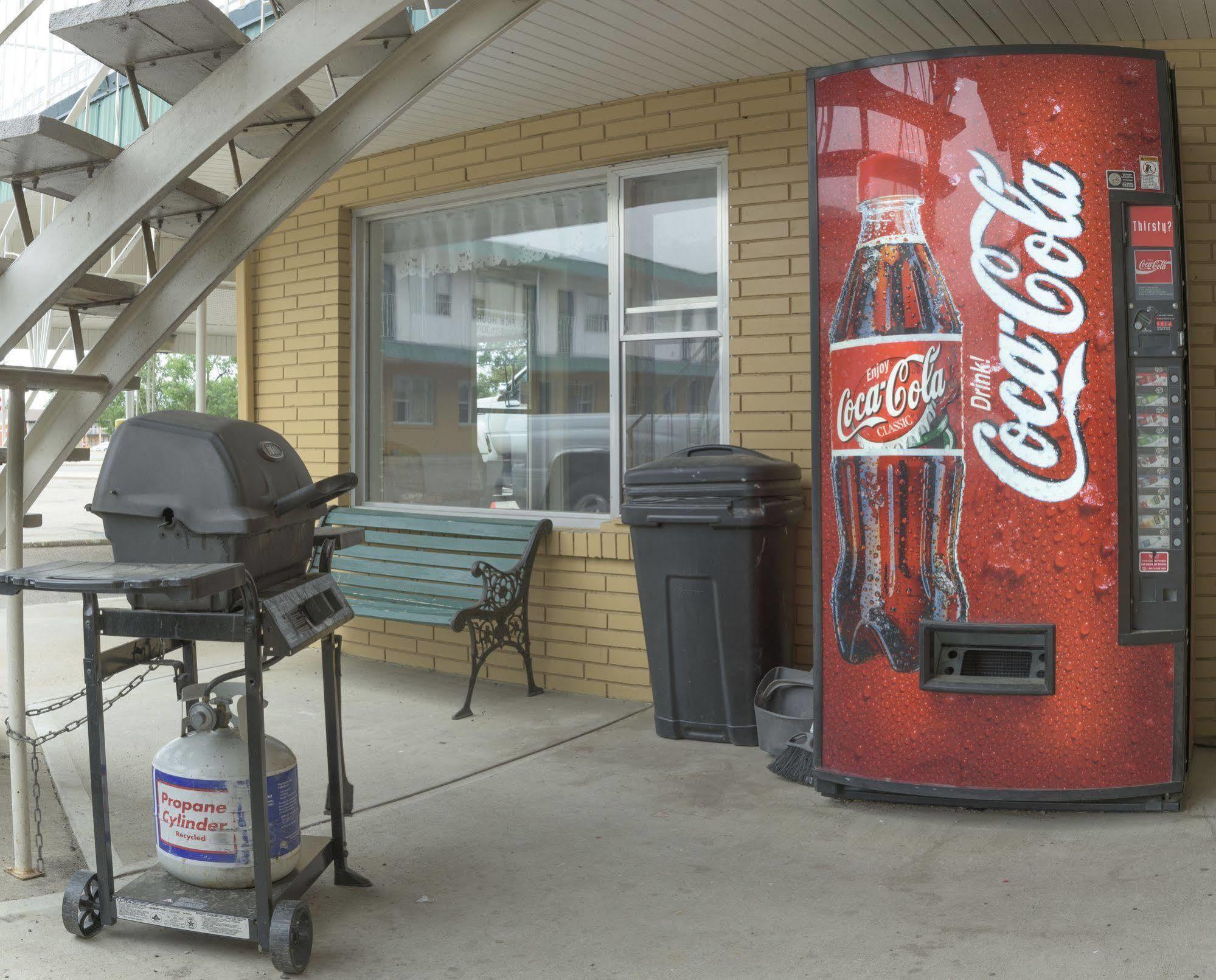 Sun-Dek Motel Medicine Hat Bagian luar foto